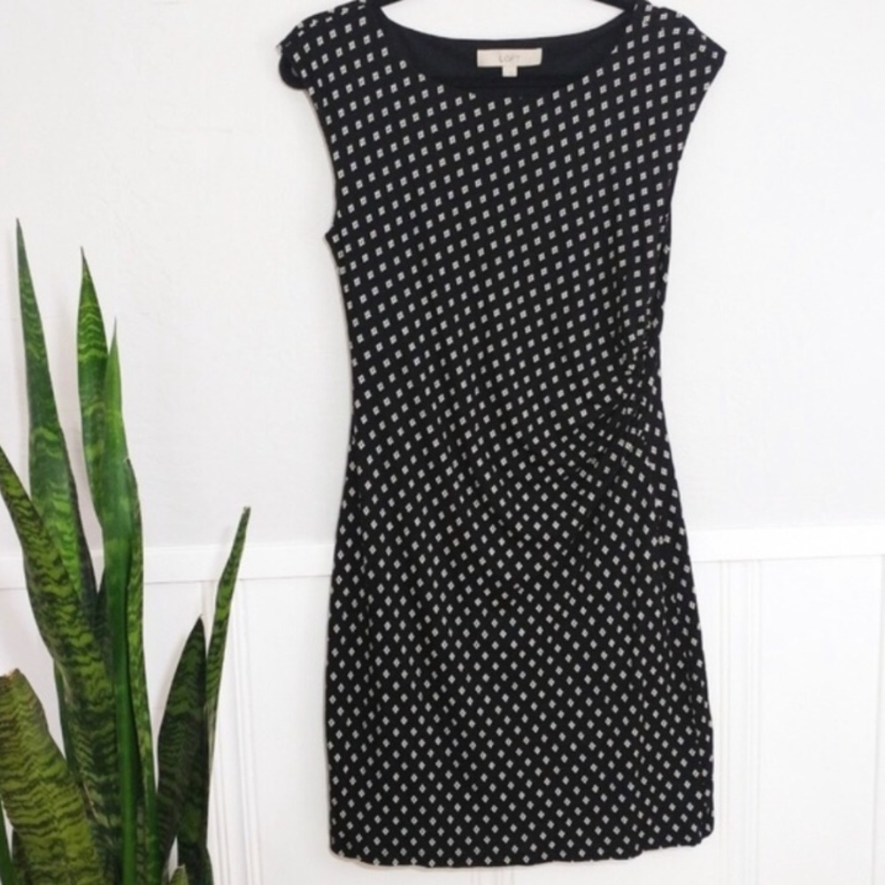 LOFT black and white ruched cap sleeve dress